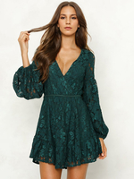 Minikleid mit Spitze und V-Ausschnitt und Laternenärmeln 2025
