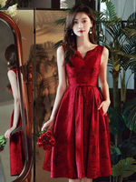 Mit Cocktailkleid. Wunderschöne A-Linie knielang mit Juwelenhalstaschen