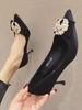Mittlere und niedrige Absätze der Frau mit spitzen Zehen; Stiletto-Absatzbögen; Strass; schwarze Freizeitpumps