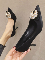 Mittlere und niedrige Absätze der Frau mit spitzen Zehen; Stiletto-Absatzbögen; Strass; schwarze Freizeitpumps