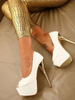 Modische High Heels mit Stilettos in Weiß