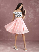 Modisches Abendkleid für Homecoming mit Carmenausschnitt Satingewebe A-Linie- Cutouts und Hellrosa
