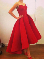 Modisches Kleid aus gemischten Baumwollen mit trägerlosem Design und senkrechten Falten in Rot