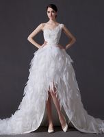 One-Shoulder-Brautkleid mit Blumen-Deko und Kapelle-Schleppe