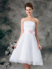 Organza A-Linie-Brautkleid mit trägerlosem Design und Schleife in Weiß