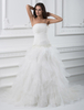 Organza Prom-Brautkleid mit trägerlosem Design und Rüschen in Weiß; mit Hof-Schleppe