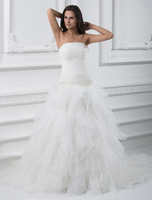 Organza Prom-Brautkleid mit trägerlosem Design und Rüschen in Weiß; mit Hof-Schleppe