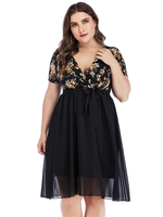 Plus Size Kleid für Frauen Schwarz V-Ausschnitt Kurze T-Shirt Ärmel Bedrucktes Polyester Übergroßes knielanges einteiliges Kleid