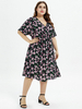 Plus Size Schwarzes Kleid V-Ausschnitt Halbe Ärmel Blumendruck Muster Knielang Lässiges Sommerkleid