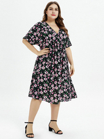 Plus Size Schwarzes Kleid V-Ausschnitt Halbe Ärmel Blumendruck Muster Knielang Lässiges Sommerkleid