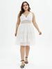 Plus Size Weißes Kleid V-Ausschnitt Ausschnitte Spitze Ärmelloses; geschichtetes; knielanges Sommerkleid