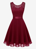 Retro-Glamour-Kleid im 50er-Jahre-Stil von Audrey Hepburn mit Schmucksteinen am Hals und Schleifen ärmellos mittelrosa Rockabilly-Kleid