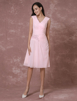 Rosa Chiffon Brautjungferkleid kurz V-Ausschnitt Cocktailkleid Spitze Applique Friesen plissiert Knie Länge Anlass Kleid