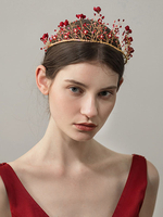 Rote Tiara-Krone; die Kopfschmuck-Brauthaarzusätze Wedding ist