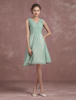 Sage Green Brautjungfer Kleid knielangen Plissee Homecoming Kleid V-Ausschnitt ärmellose A-Linie Cocktailkleid