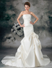 Satin Mermaid-Hochzeitskleid mit trägerlosem Design und Blumen-Deko in Elfenbeinfarbe