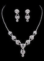 Scharmantes Strass Brautschmuck Set in Silbern mit Outfit