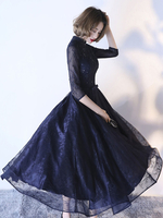 Schickes Cocktailkleid aus mit Halskragen und Perlen-Applikation und Gürtel in Dunkelblau