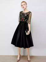 Schickes Cocktailkleid aus mit Rundkragen und Spitzen und Gürtel in Schwarz Abschlusskleider