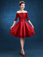 Schickes Cocktailkleid aus Satingewebe mit Bateau-Kragen und Spitzen