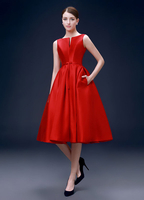 Schickes Cocktailkleid aus Satingewebe Notched Ausschnitt mit Schößchen und Gürtel in Rot