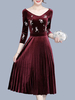 Schickes Faltenkleid aus Velours mit V-Ausschnitt und Stickereien