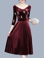 Schickes Faltenkleid aus Velours mit V-Ausschnitt und Stickereien