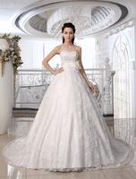 Schulterfreies A-Linie Brautkleid aus Spitze mit Herz-Ausschnitt und Blumen-Deko und Hof-Schleppe