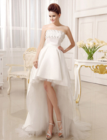 Schulterfreies Brautkleid im High-Low-Schnitt mit Blüten