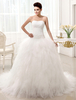 Schulterfreies Brautkleid mit Spitzen und Schleppe in Elfenbeinfarbe