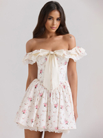 Schulterfreies Minikleid mit Blumenmuster und Schleifendetail für den Sommer 2025