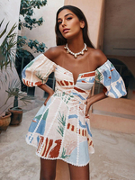 Schulterfreies Minikleid mit tropischem Print und Puffärmeln 2025