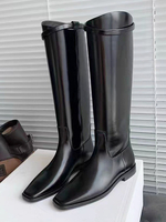 Schwarze flache Reitstiefel mit quadratischer Zehenpartie und kniehohen Stiefeln