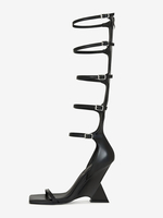 Schwarze Gladiator-Sandalen mit offener Zehenpartie Schnallendetail Riemchendesign und Keilabsatz