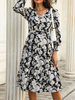 Schwarze Skaterkleider Floral bedrucktes Polyester mit V-Ausschnitt Plissee Schwarzes Freizeitkleid mit langen Ärmeln Ausgestelltes Kleid