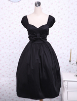 Schwarzes Lolita Kleid mit Herz-Ausschnitt und kurzen Ärmeln
