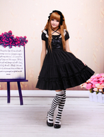 Schwarzes Lolita Kleid mit kurzen Ärmeln und weißen Spitzen