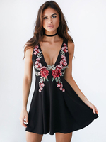 Schwarzes Skaterkleid mit tiefem Ausschnitt Ärmelloses Blumenbesticktes Minikleid