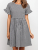 Schwarzes Sommerkleid Juwelenhals Kurzarm Schachbrettmuster Polyester Knielanges Strandkleid Tunika-Kleid