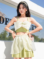 Süßes Lolita-Outfit mit schwarzem Rock und Rüschen und Schleifen