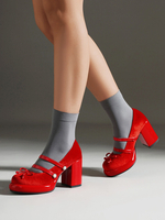 Süßes Lolita-Schuhwerk; Rote Lolita-Pumps aus Nubukleder mit Schleifen und dickem Absatz und Metalldetails