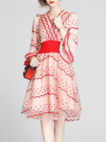 Skaterkleider Polka Dot Tüll mit V-Ausschnitt Besticktes rotes; langärmliges; ausgestelltes Retro-Kleid