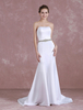 Sommer Brautkleider 2020 Meerjungfrau Satin trägerlosen weißen Brautkleid zurück Design Gericht Zug Brautkleid mit abnehmbaren Perlen Schärpe