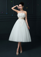 Sommer Brautkleider 2020 trägerlose Spitze 3D Blumen Backless Brautkleid Weiß A Line Tüll Tee Länge Brautkleid mit breiten Schärpe