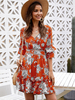 Sommerkleid V-Ausschnitt Druckmuster Plissee geschichtet Oragnge Rot Knielanges Strandkleid