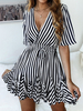 Sommerkleider Schwarz Damenmode Polyester und spitzem Dekolleté Kleider 1/2 Ärmel und Streifen und Rüschen Sommerkleid und figurbetonendem Design