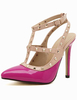 Spitze Sandaletten aus Lack-PU mit Ziernieten und T-Strap in Fuchsienfarbe