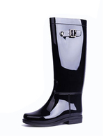 Stilvolle Gummistiefel mit Schnallen