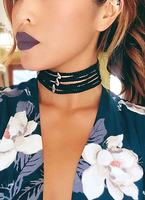 Stilvolle Halskette für Damen Kunstleder mit Metallic-Deko
