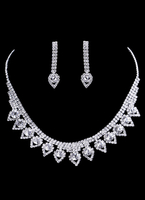 Strass Brautschmuck Set in Silbern mit Outfit